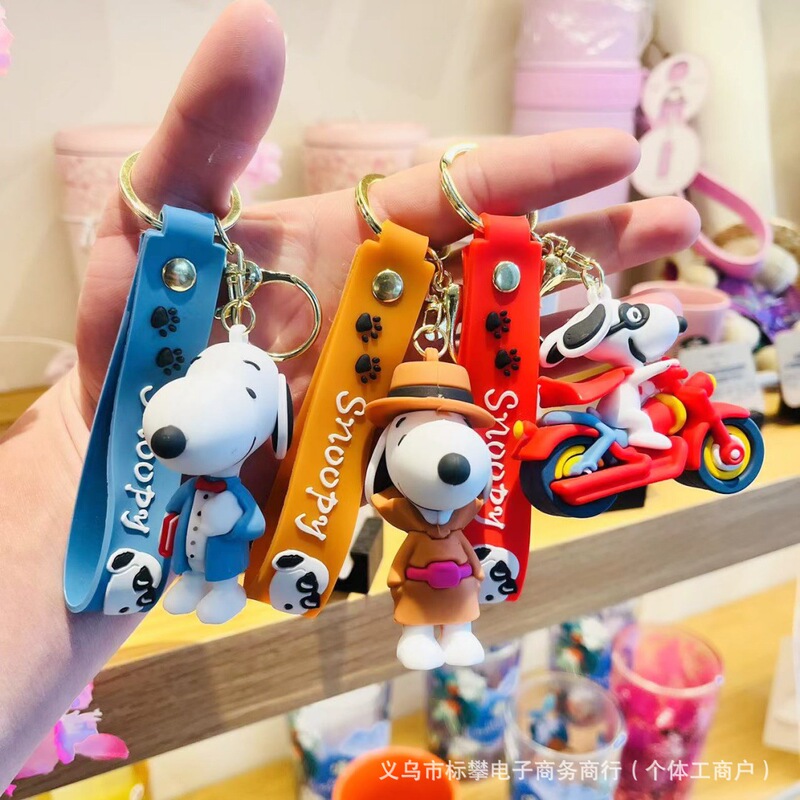 New cartoon Snoopy keychain couple bag pendant car key chain soft rubber doll small gift wholesale