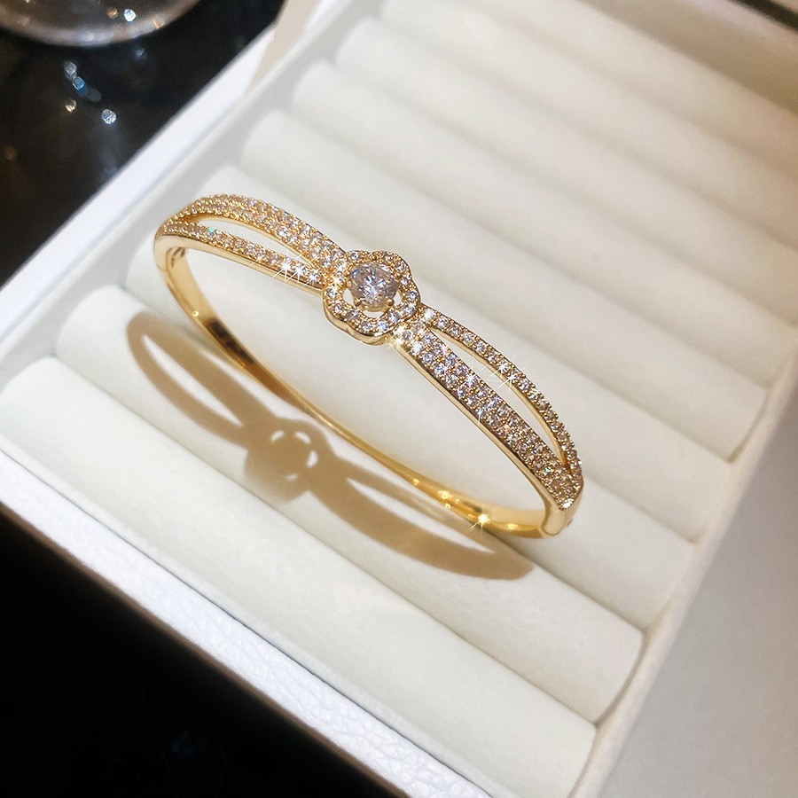 Pulsera Abierta con Letras Incrustadas de Diamantes y Baño de Oro Real, Pulsera Versátil de Nicho, Nuevo Modelo 2026, Joyería de Lujo Ligero de Alta Gama para Mujer