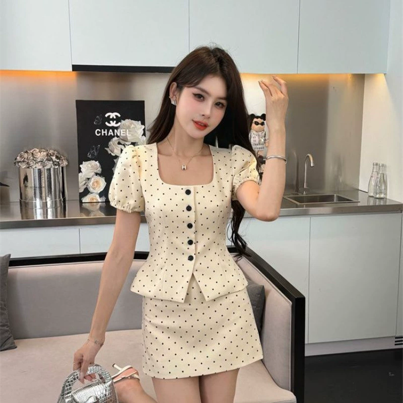 Новый французский стиль 2025: костюм, летний топ с квадратным воротником, утягивающий топ в горошек, комплект из двух частей с короткой юбкой