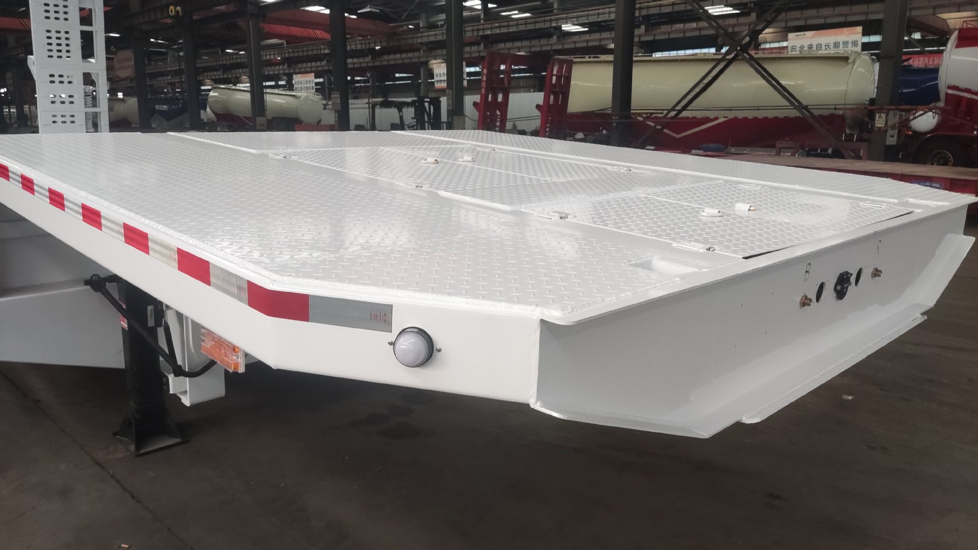 Excavator trailer for large equipment transportation, three-axle ladder-type hook trailer, heavy-duty engineering machinery transport