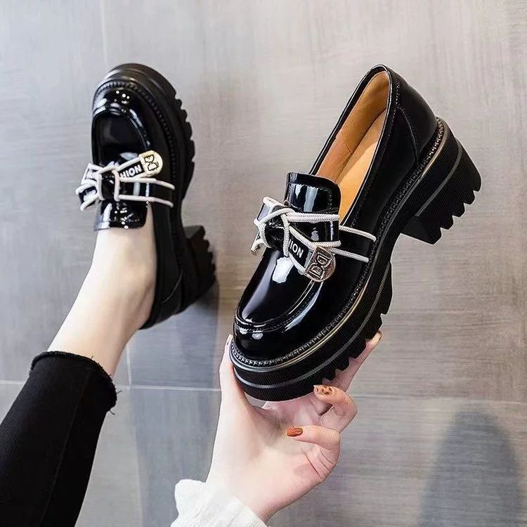 Маленькие кожаные туфли в британском стиле женские весенние и осенние 2024 новые весенние лакированные круглые головы увеличены на толстом подошве черные ботинки Lefu