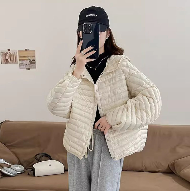 Lightweight 90% White Duck down Jacket for Women, Short Style, 2025 New Fashion Quilted Hooded Batwing Sleeve Puffer Jacket Trendy