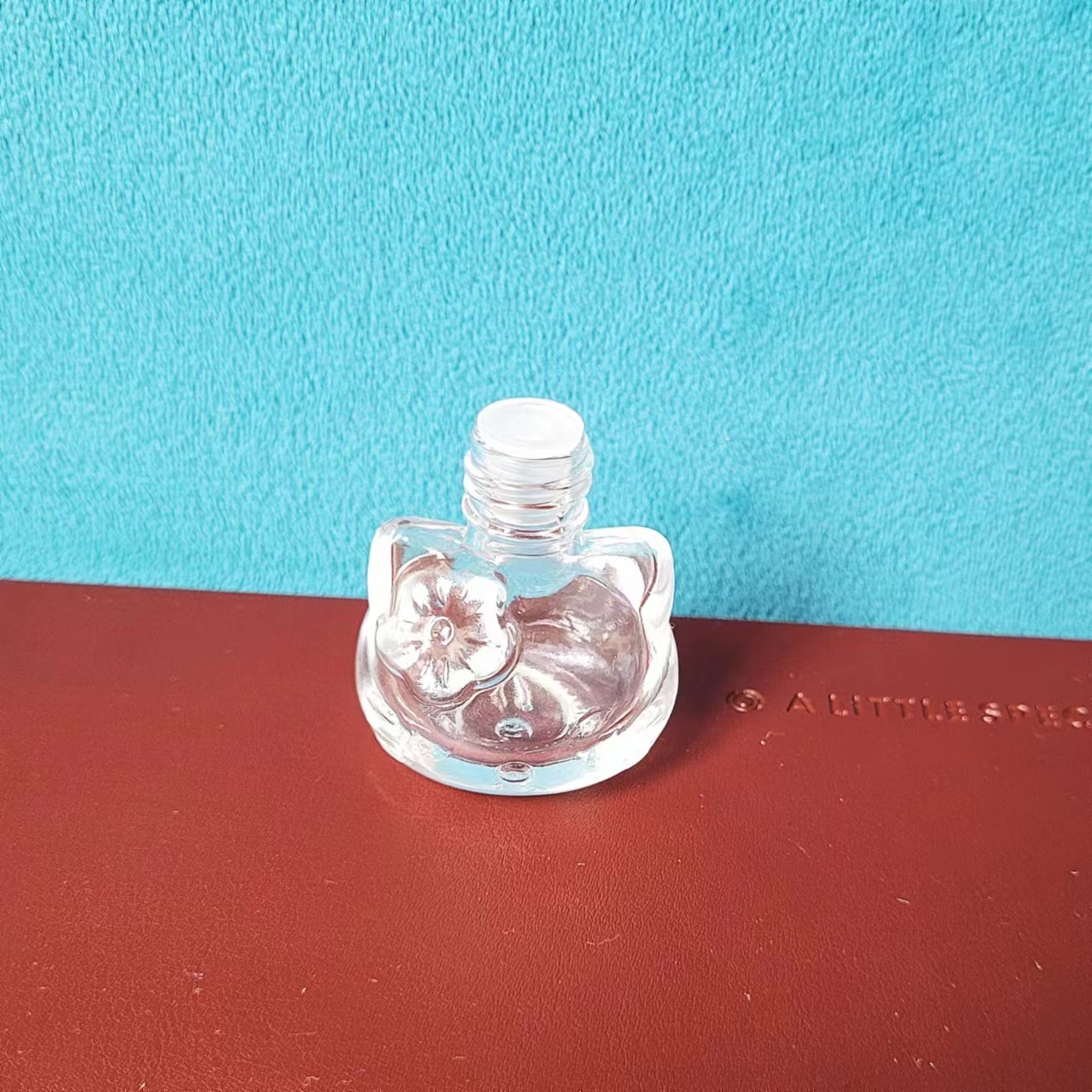 Botella de esmalte de uñas de dos cabezas Botella de pegamento para colorear productos para el cuidado de la piel Botella de maquillaje de subempaque Botella de brillo de labios portátil líquido de diferentes propiedades