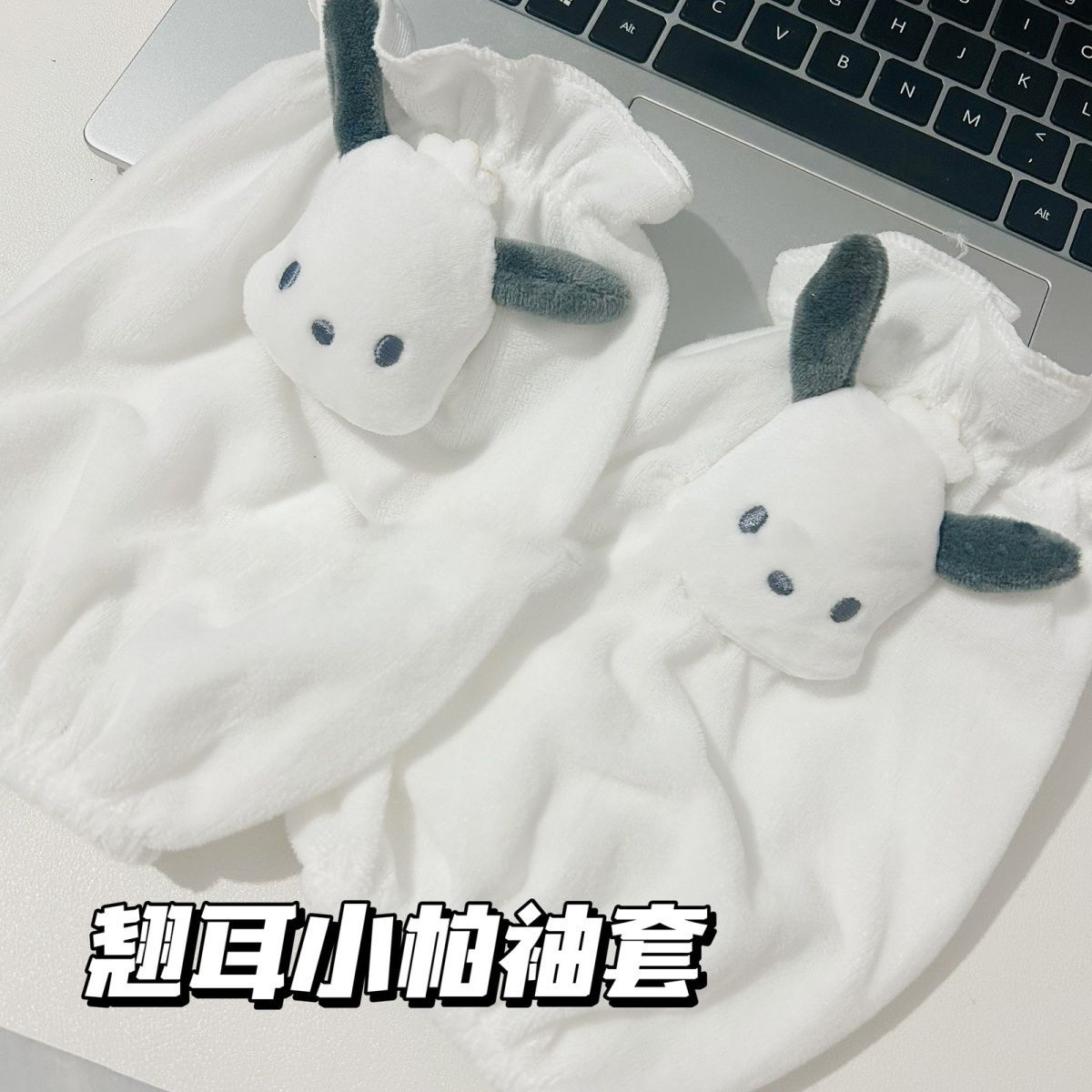 귀가 기울어진 흰색 손수건