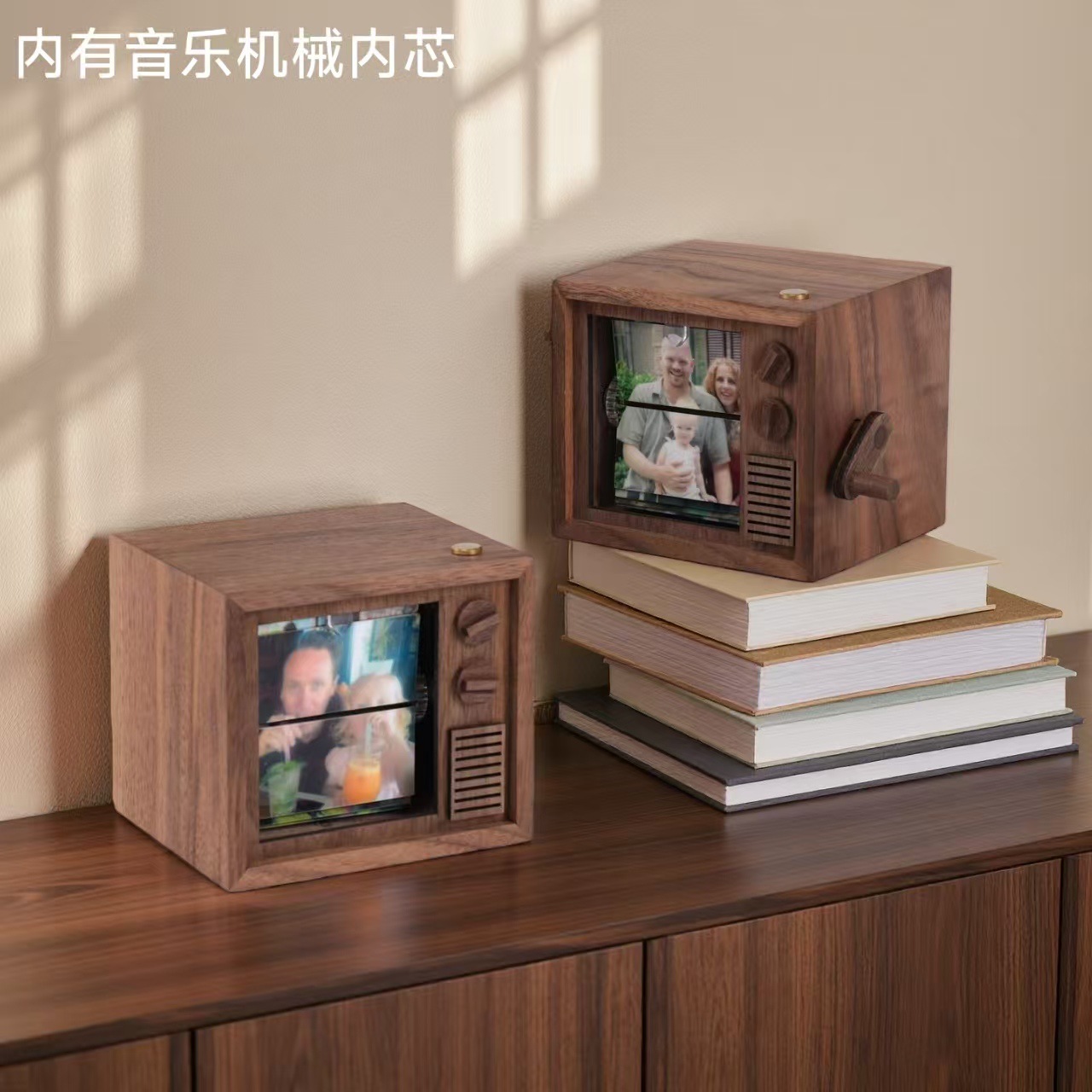 新品 音乐盒情侣婚庆发光手摇翻页书照片机纪念实用创意礼物跨境