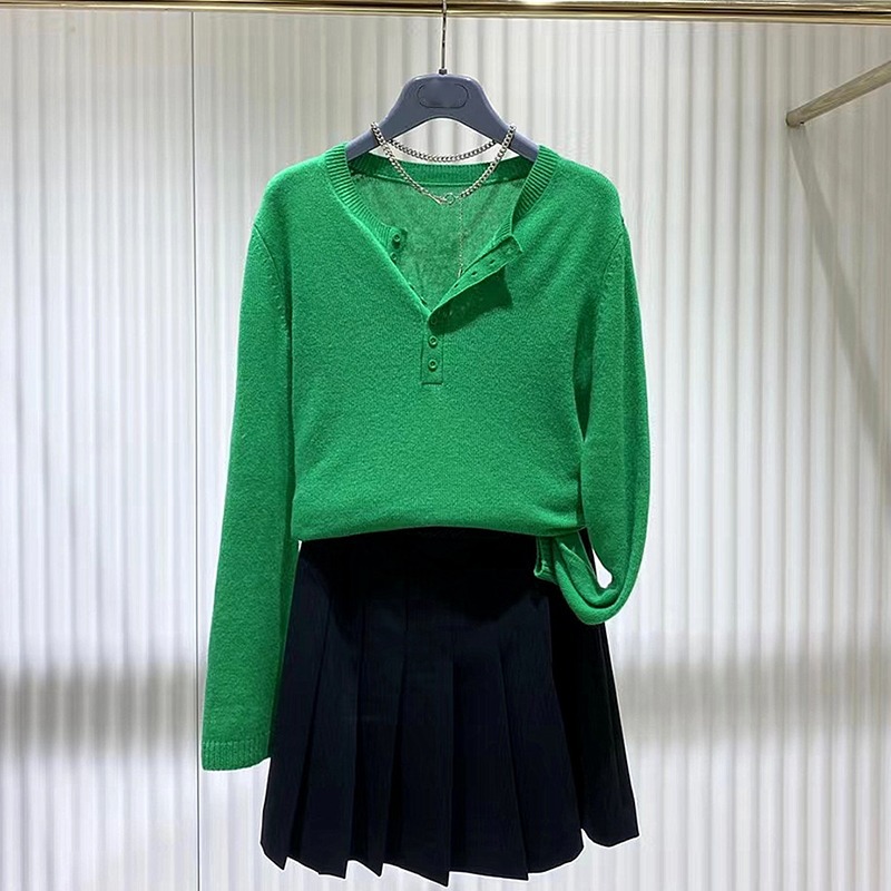 cashmere knitted sweater with a round collar