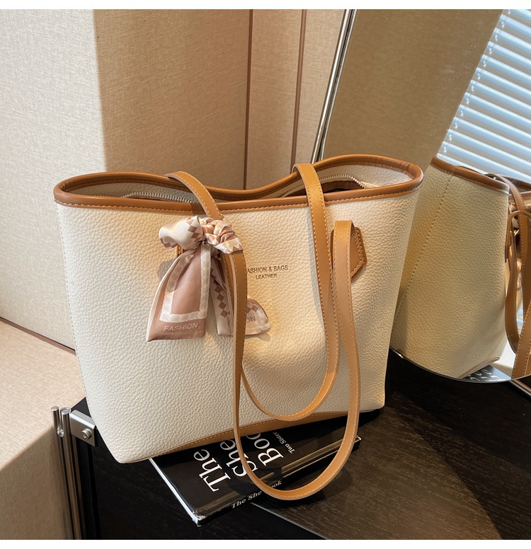 Women's Large Pu Leather Solid Color Vintage Style Square Zipper Tote Bag display picture 7