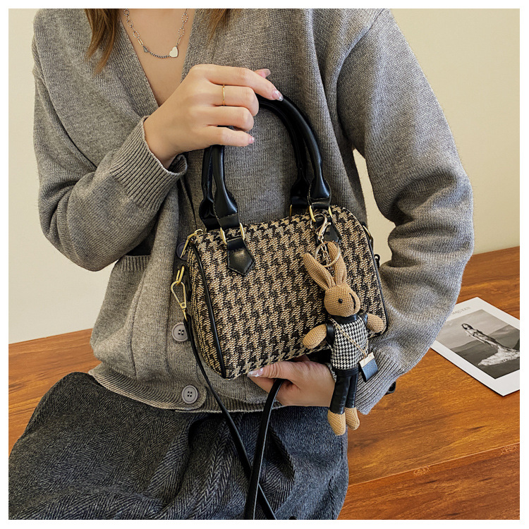 2021 New Bag Pillow Bag Houndstooth Portable Casual Fashion One-shoulder Messenger Bag display picture 3