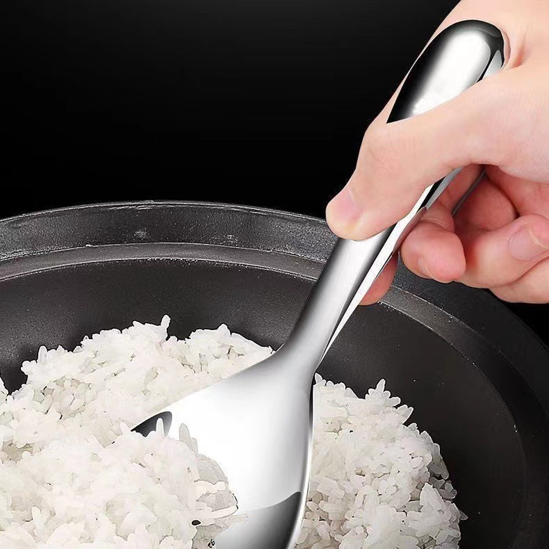 ステンレスの大きいしゃもじの調理器具のご飯の鍋のスプーンはお粥のスプーンを入れます。|undefined