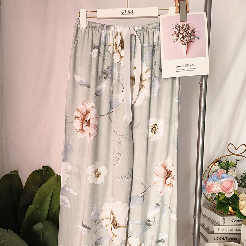 분홍색과 흰색의 큰 꽃