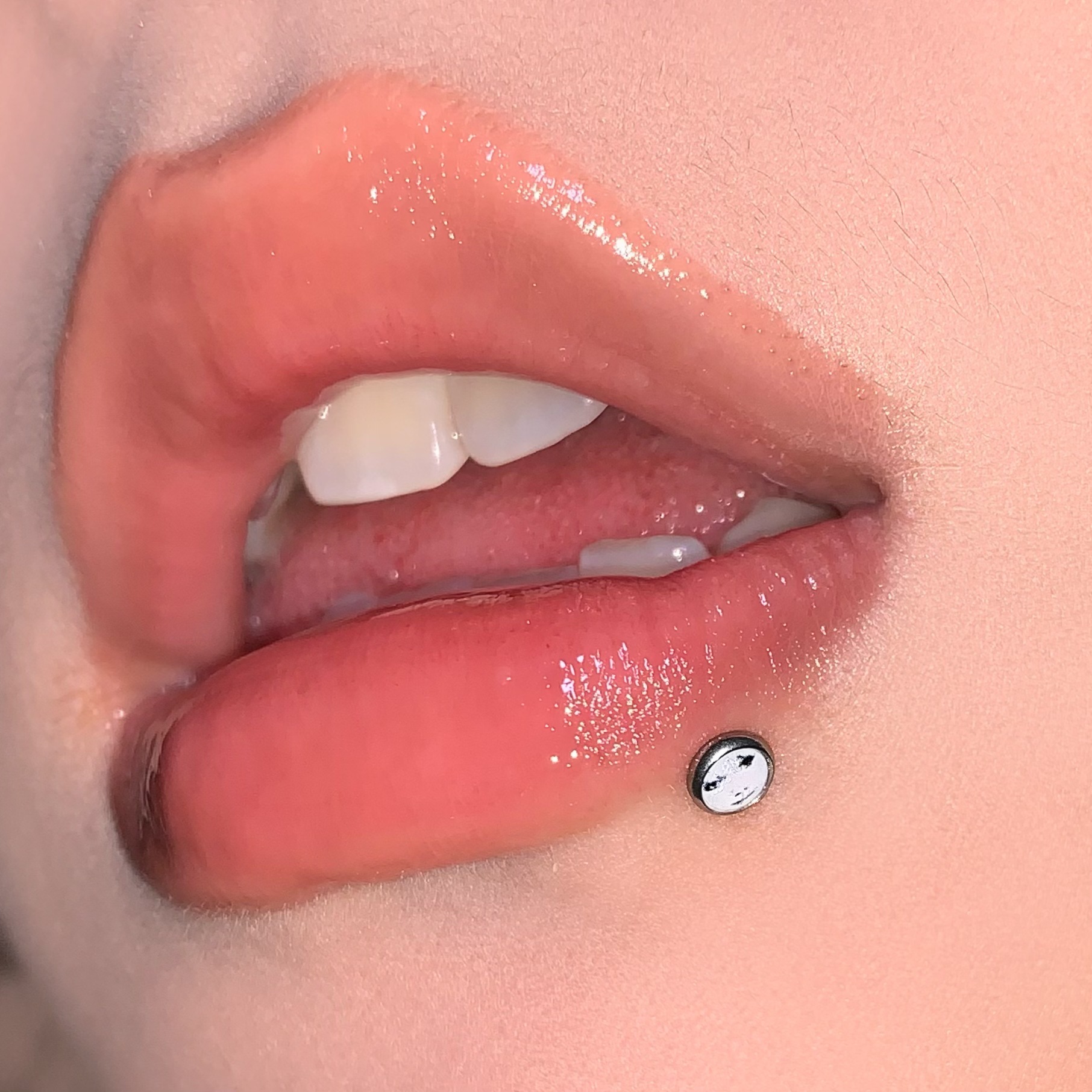 16G labret stud size and finish detail