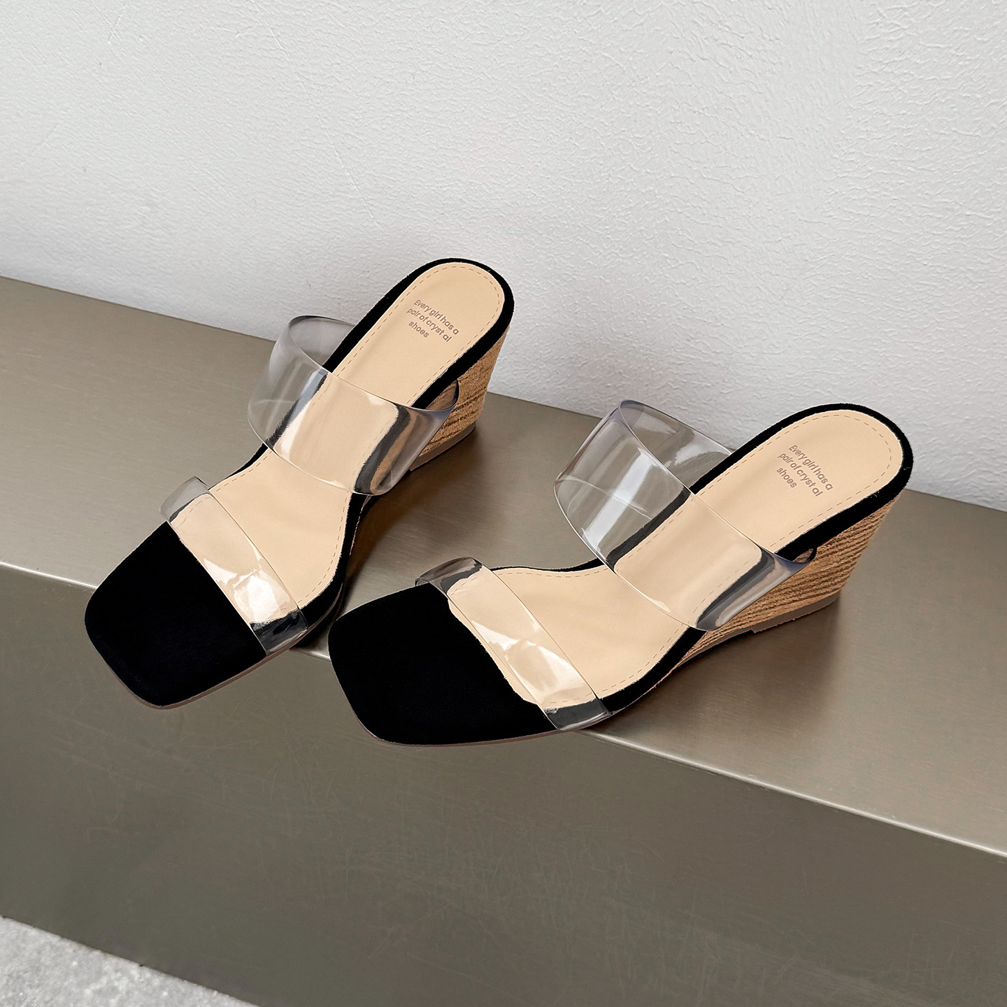 Dép sandal nữ quai chữ V gót cao 7 cm, phong cách nghỉ dưỡng, thiết kế trong suốt — màu nâu