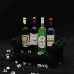 Мини-бар для кукольного домика: бокал и бутылка вина