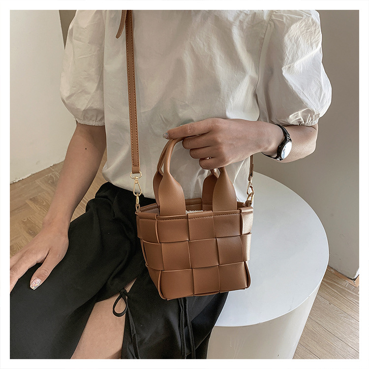 Women's Medium Summer Pu Leather Solid Color Lingge Fashion Bucket String Handbag display picture 5