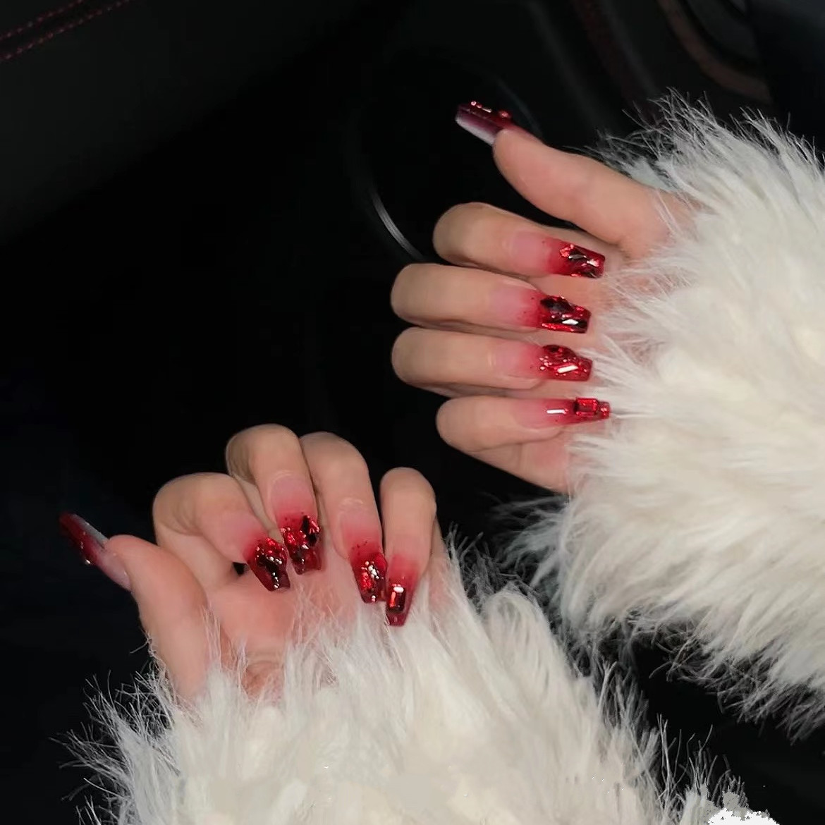 Manicura de Año Nuevo Gradiente rojo Polvo brillante desgaste manicura producto terminado Otoño e Invierno dividido con parche para uñas Clavo de diamante brillante Aurora