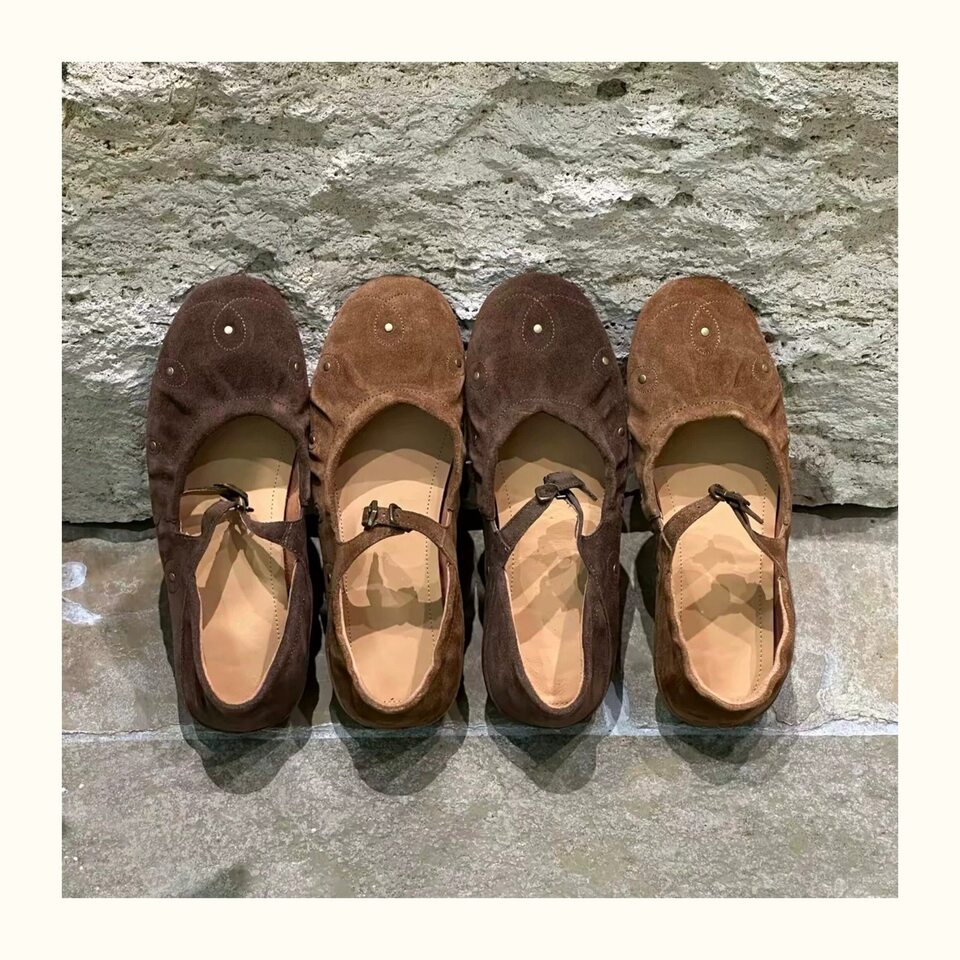 Giày bệt nữ Mary Jane mũi tròn cổ nông đính đinh tán khóa ngang, đế bằng 1 cm — Màu caramel, Màu cà phê chi tiết 3