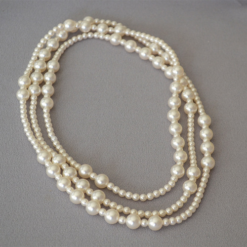 Chic Korean-style winter fashion multi-layered necklace with irregularly spaced large pearls, sweater chain.