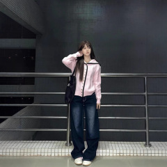 ピンクのセーターのコートの女性秋冬の新型はゆったりしていて、優しく着ています。