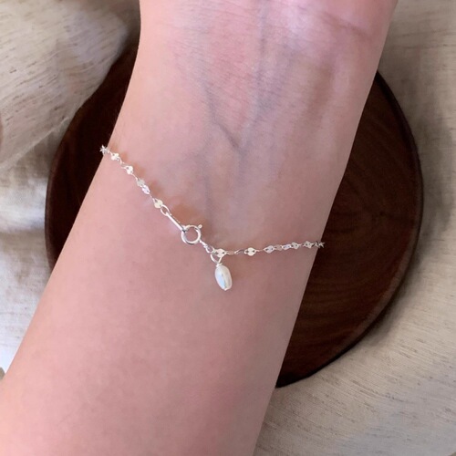 Lustrous wave-like pearl pendant necklace for women, featuring small, exquisite design with a high-end, gentle, and elegant style, suitable for various occasions, crafted with fine rice pearls.