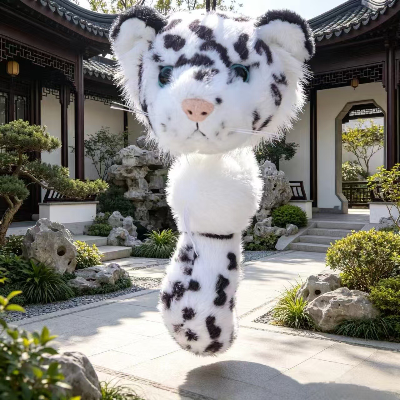 Snow leopard pull-out pendant