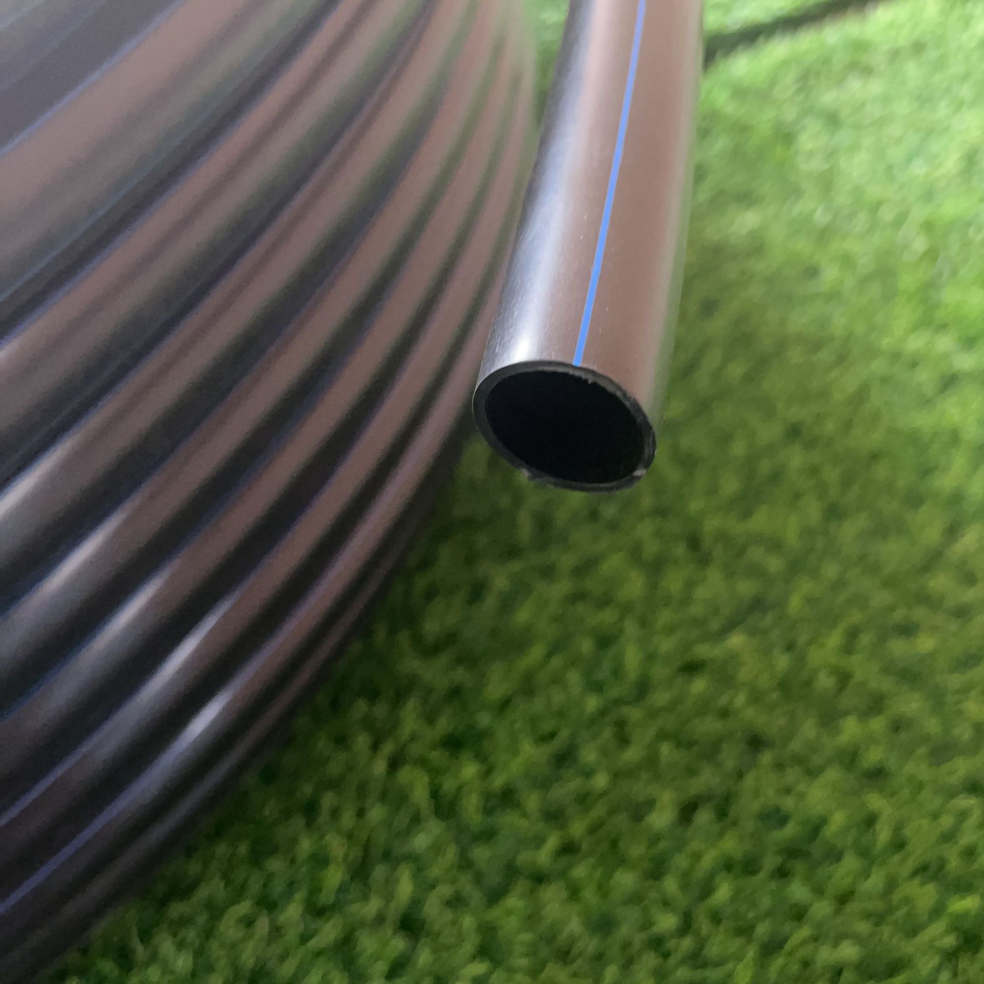 25PE tubería de línea azul invernadero inmersión invertida colgante micro-spray goteo tubería principal 25 mm diámetro exterior * 1.8 mm 300 m / rollo