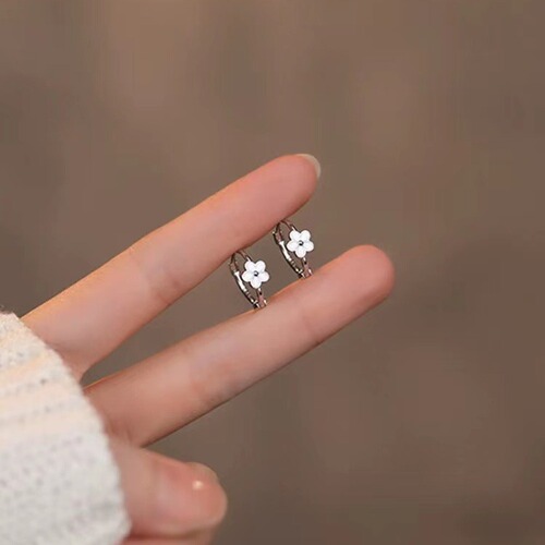 S925 Silver Needles Small Floral Petal Earrings for Women, Fresh and Cute, Unique Design, Lightweight Luxury Epoxy Earrings, Elegant Style