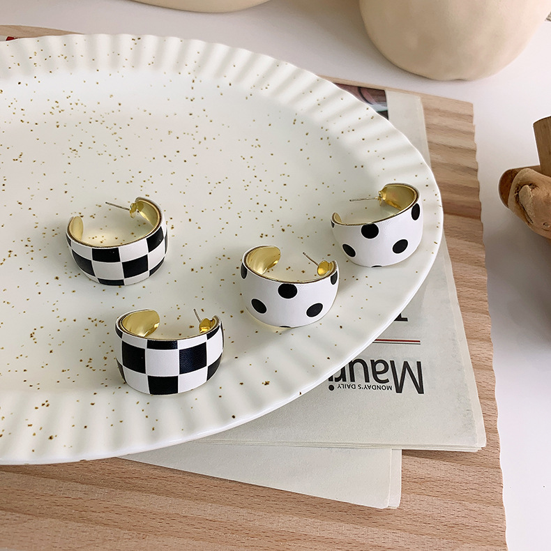 Checkerboard Polka Dot C-shaped Stud Earrings Wholesale Nihaojewelry display picture 3