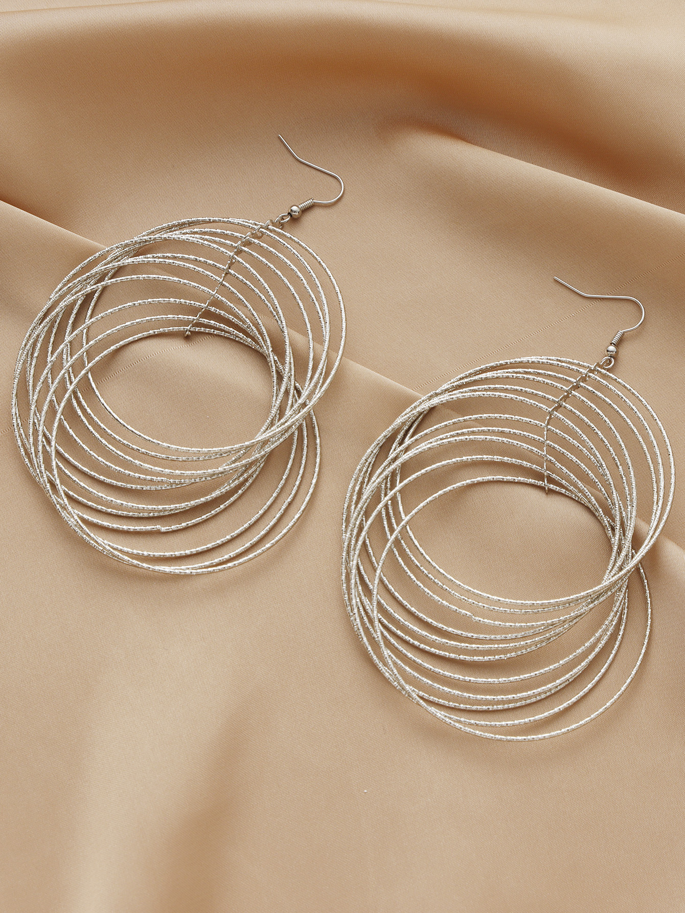 Metal simple hollowed-out round earrings, popular European and American export earrings, earrings and ear hooks wholesale and consignment pic 3