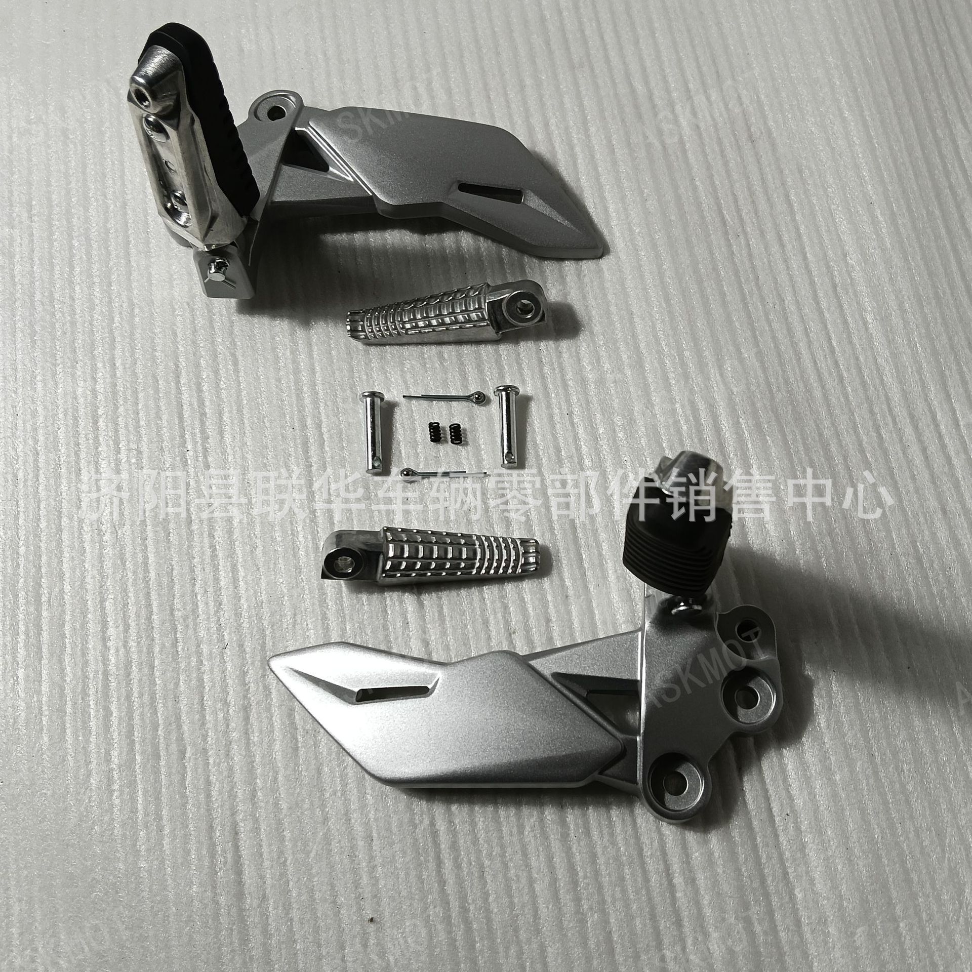 Suitable for Suzuki Gixxer 150 Motorcycle Front and Rear Left and Right Footrests, Foot Pedals, Complete Set of Accessories