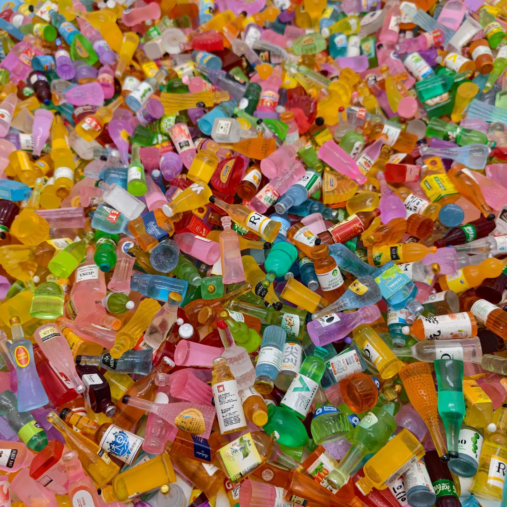 Наборы для творчества: еда, игрушки, напитки, бутылки с алкоголем, аксессуары из смолы, клей для рукоделия, чехлы для телефонов, заколки, материалы для аппликаций, мультяшные украшения