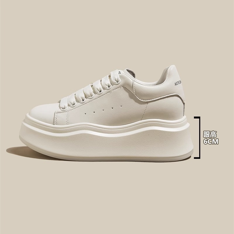 Pequeños zapatos de cuero de suela gruesa McQueen zapatos blancos para mujeres 2024 primavera y otoño nuevos zapatos de muffin zapatos de skate de altura universal