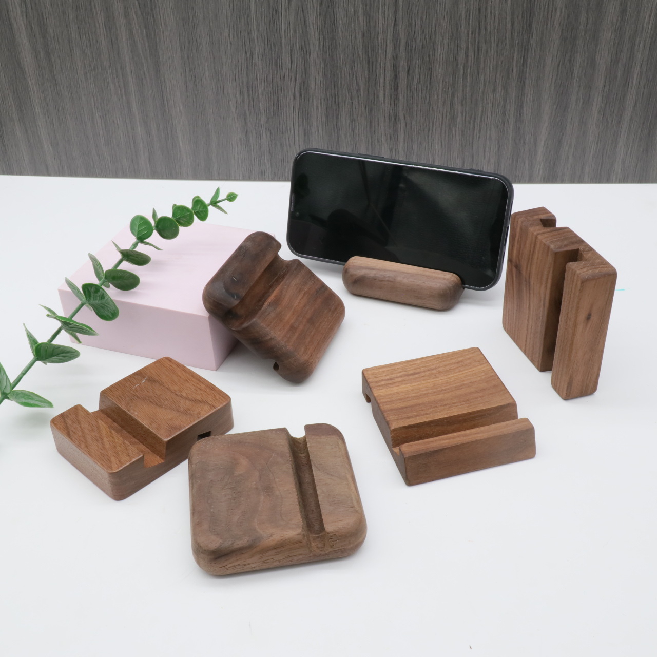 Fabricante mayorista de soporte de teléfono de madera sólida escritorio creativo de madera de avele negro de nuez soporte de teléfono puede imprimir láser en color