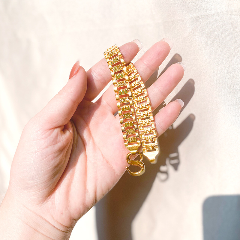 Nueva pulsera de cadena de tanque de oro de Vietnam para hombres y mujeres pulsera ancha versátil retro imitación cadena de oro Fuente de la flor del coche