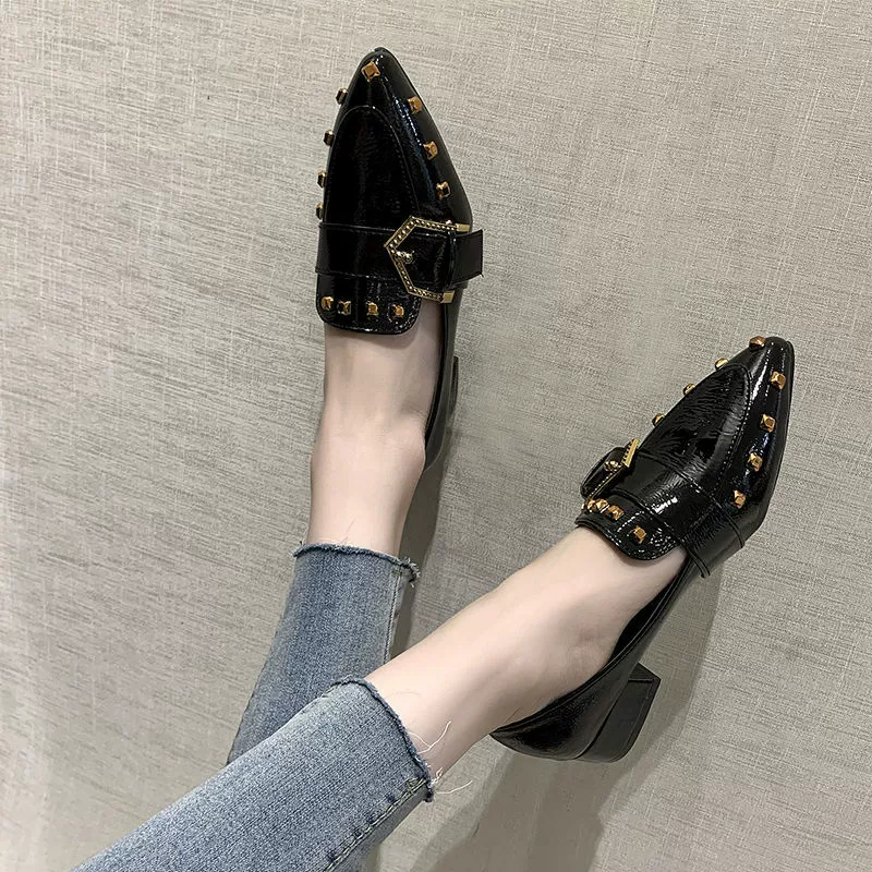 Женские туфли на массивном каблуке с острым носком, Новое поступление, универсальные лоферы на плоской подошве с заклепками в Корейском стиле, весна 2023, женские туфли на одной ноге