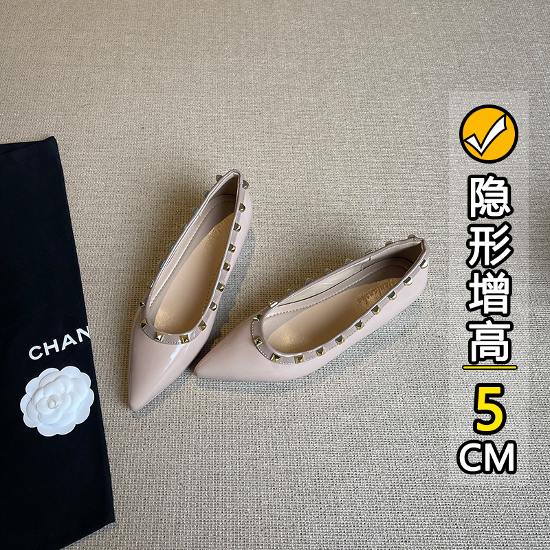 尖头铆钉单鞋~增高5厘米法式浅口软漆皮气质通勤百搭内增高单鞋女