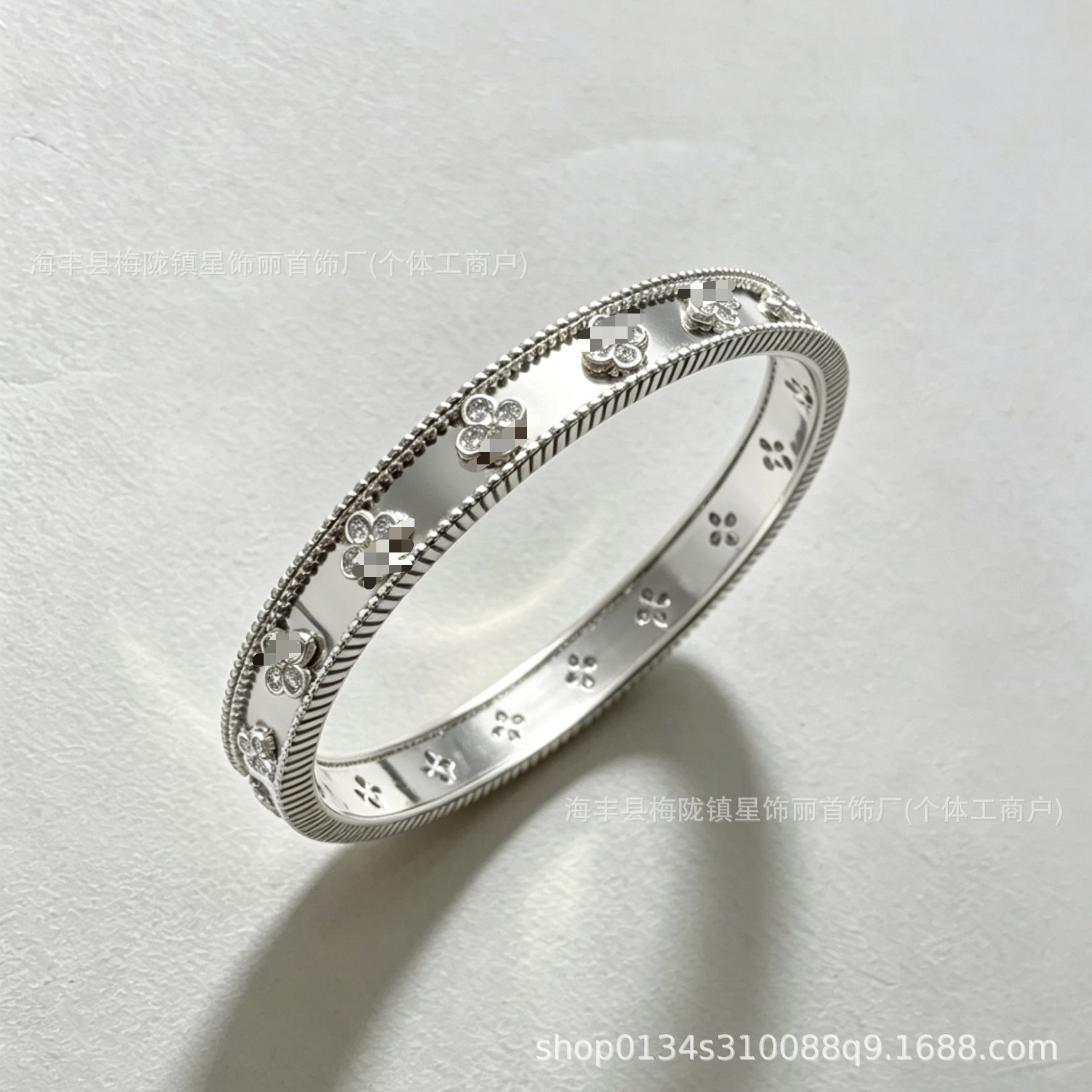 No hollows [white gold]