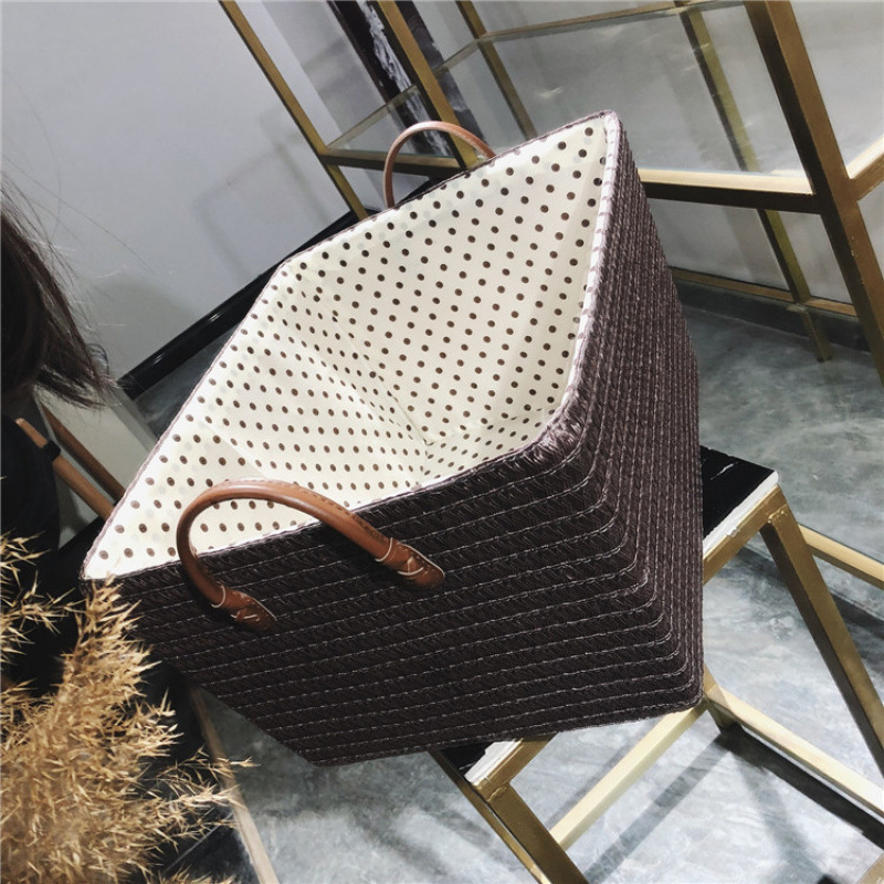 At the end of the bedside bed, put the clothes artifact bedroom bedside basket to sleep and get rid of the dirty basket and high value. 3