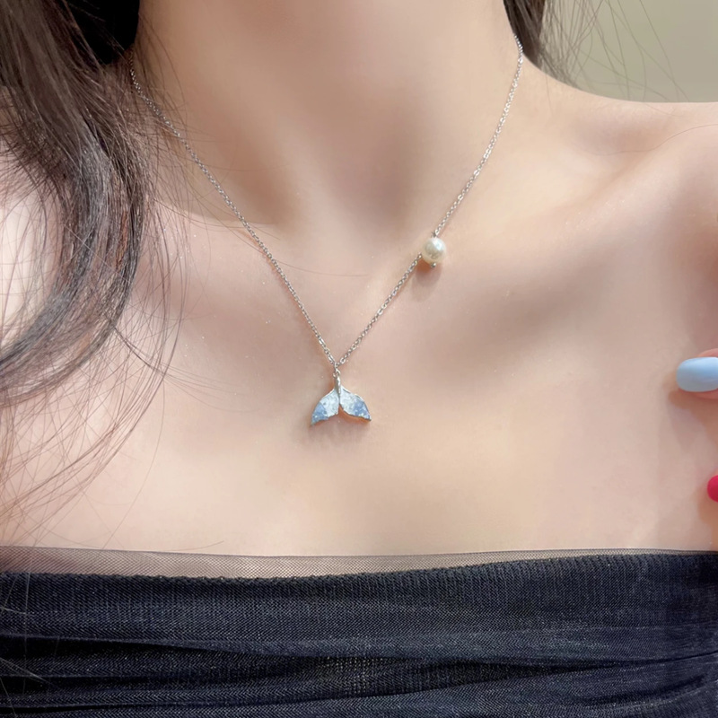 Small design necklace from pearl