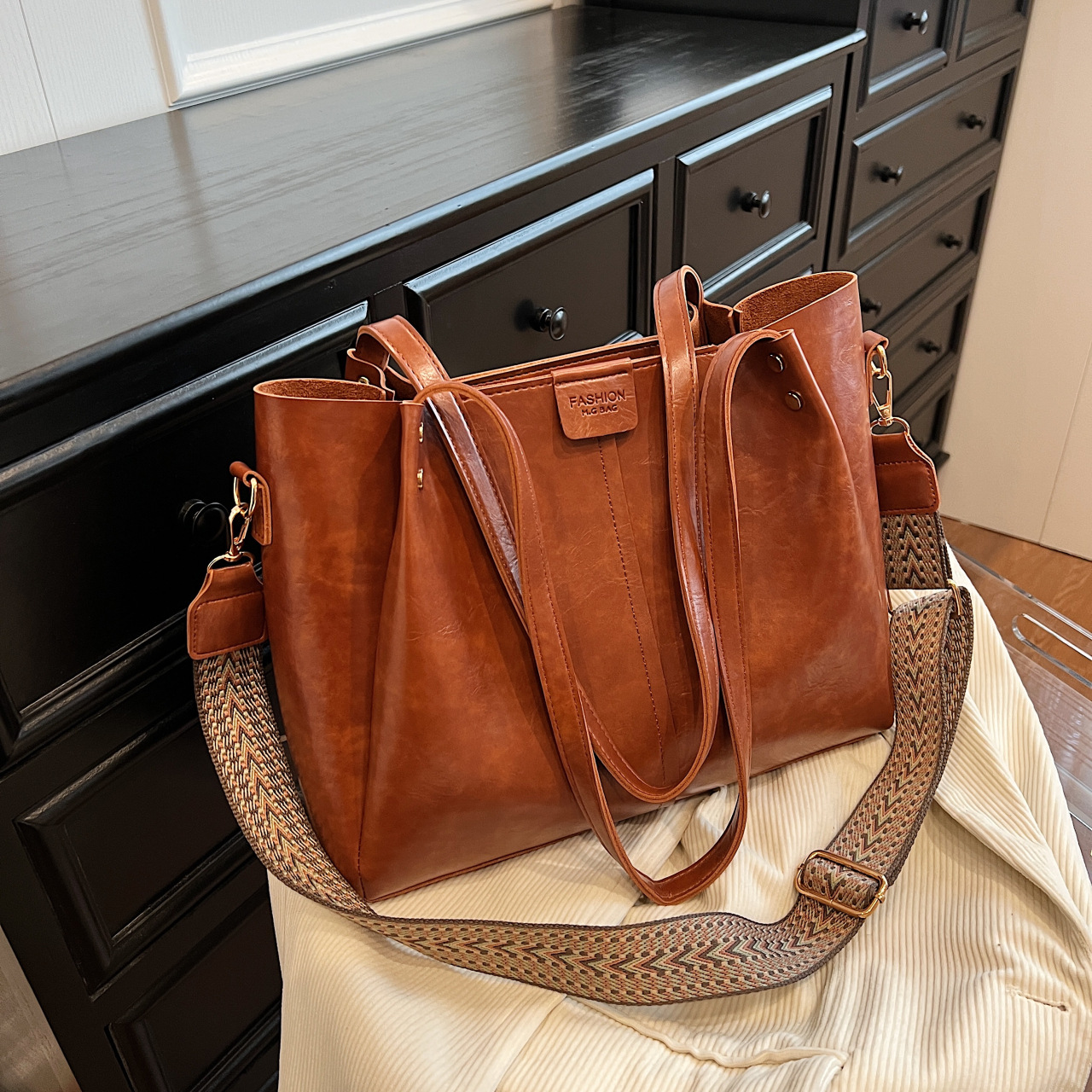 Sac fourre-tout de banlieue rétro européen et américain de grande capacité 2024 nouveau sac à main texture large bandoulière sac à bandoulière sac à bandoulière unique_voghion.com