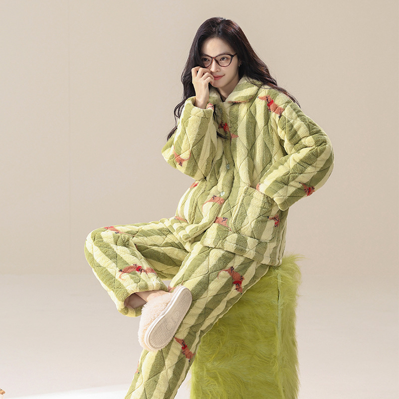 【綿を挟んで暖かい服】冬に綿を挟んでカップルのパジャマを厚くしてサンゴの毛を温めます。