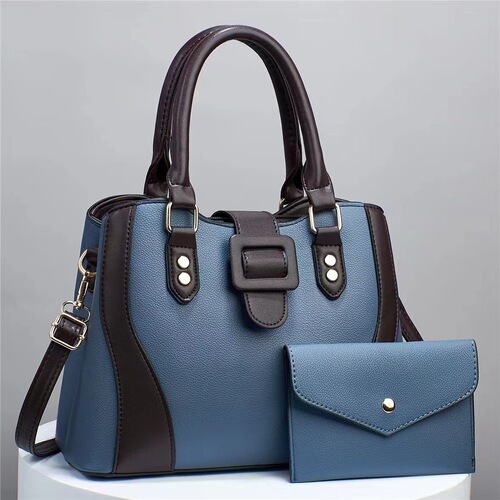 Contrast-color spliced tote bag with a delicate lychee-pattern design, featuring a minimalist aesthetic and high-quality craftsmanship—perfect for carrying in a spacious bucket-style silhouette, suitable as both a shoulder and crossbody bag.