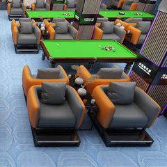 快適なビリヤードのソファーのビリヤードの椅子はボールの椅子を見ます。