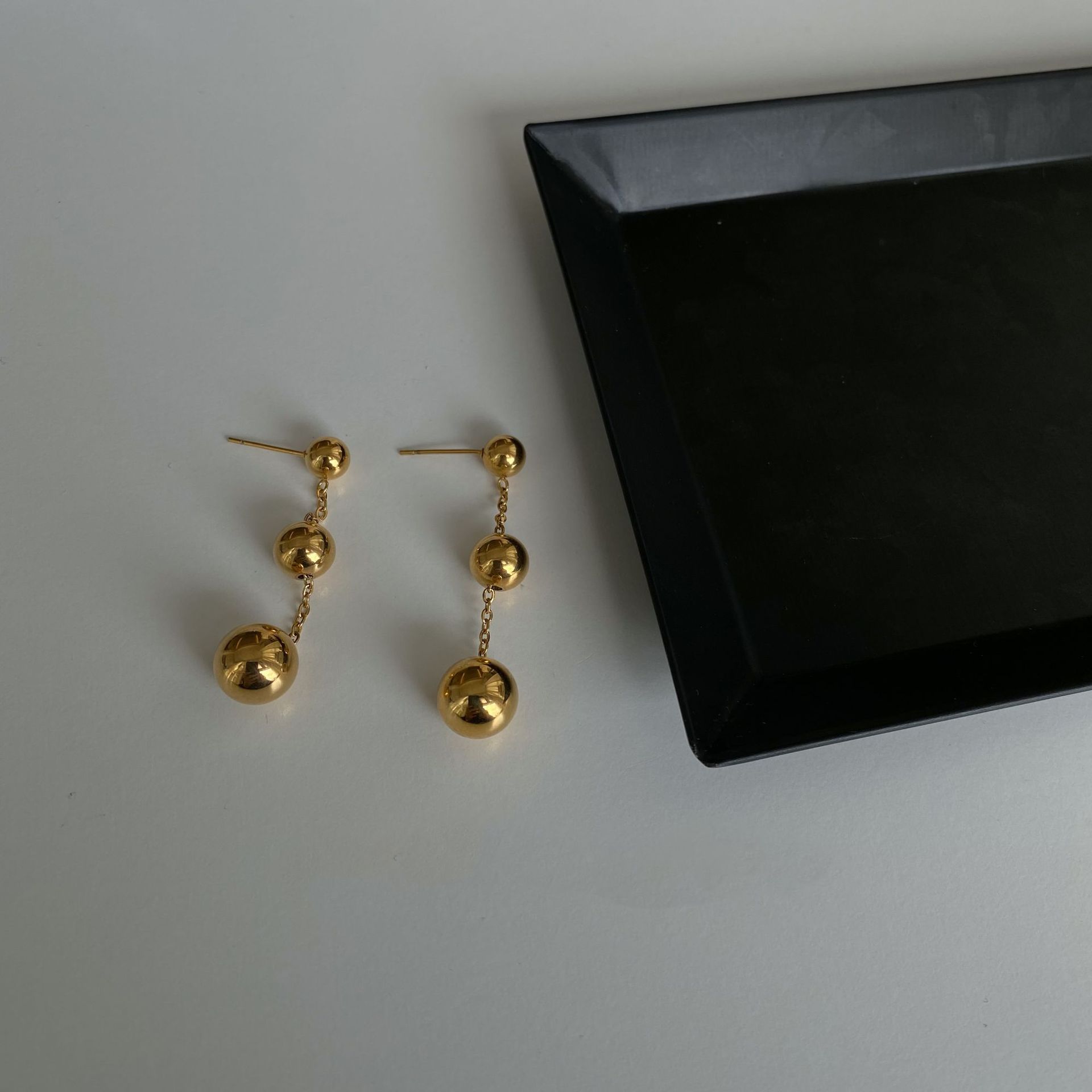 Wenjian tres cuentas de oro de la borla de acero de titanio pendientes de los pendientes de alto grado no se desvanece de las mujeres de acero de titanio anti-alergia joyería