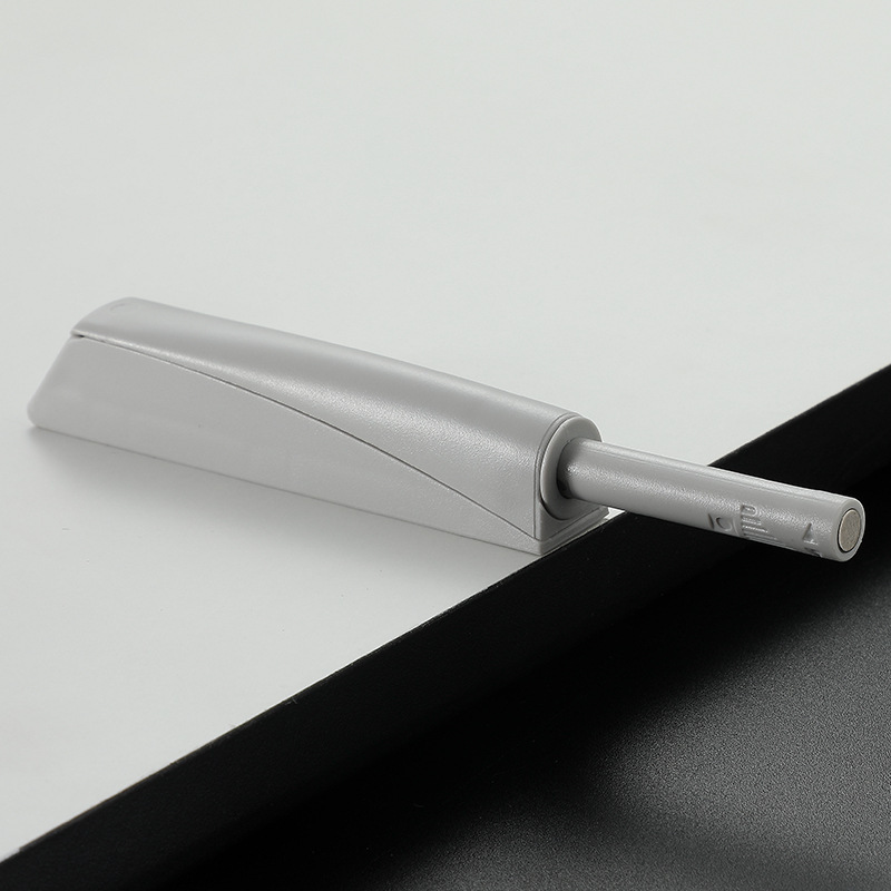 キャビネットの扉の反発器は圧力式の取っ手を押さないで圧力式のタンスの扉を押します。|undefined