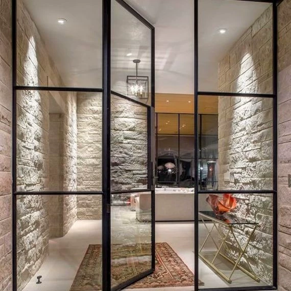 Стальные окна, окна из стали в ретро-стиле, внутренние перегородки, внутренние двери, чистые простые окна, светлая стильная дверь и окна