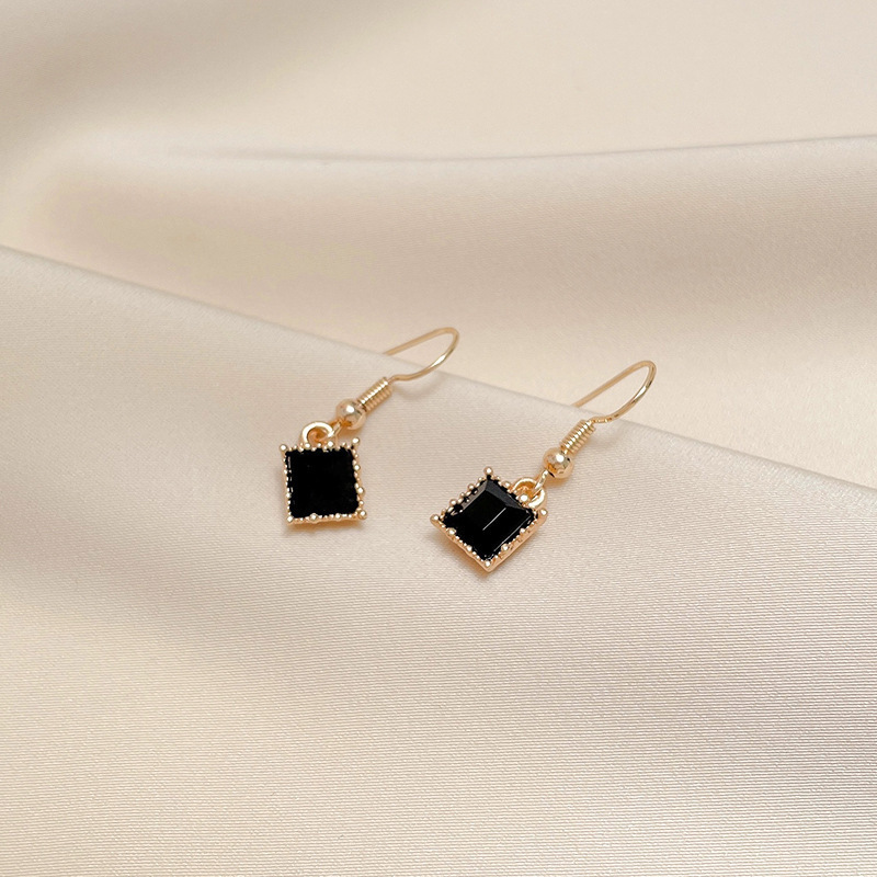Luz de lujo de alto nivel nicho de diseño femenino sensación de aretes de bordilla temperamento perla asimetría joyería perla al por mayor