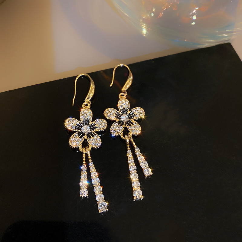 Korean Style Five-leaf Flower Inlaid Zircon Tassel Alloy Earrings Wholesale display picture 3