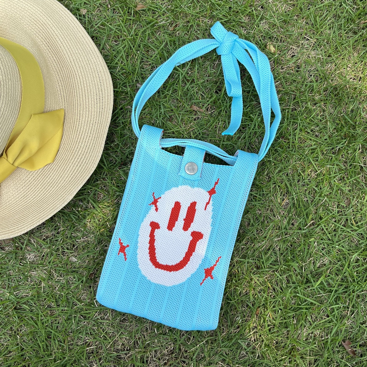 어깨끈이 달린 파란색과 빨간색 휴대폰 가방