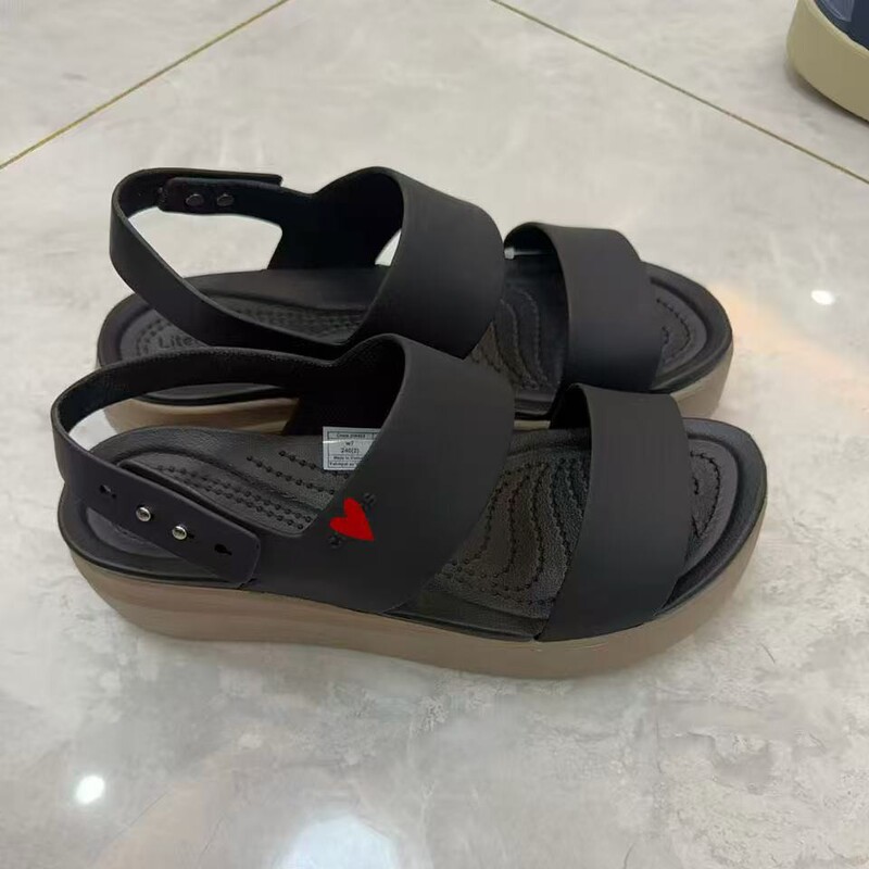 New Cross Brooklyn sandals, featuring a perforated design, thick soles for added height, lightweight and comfortable EVA material, perfect for the beach or garden New Cross Brooklyn sandals, featuring a perforated design, thick soles for added height, lightweight and comfortable EVA material, perfect for the beach or garden