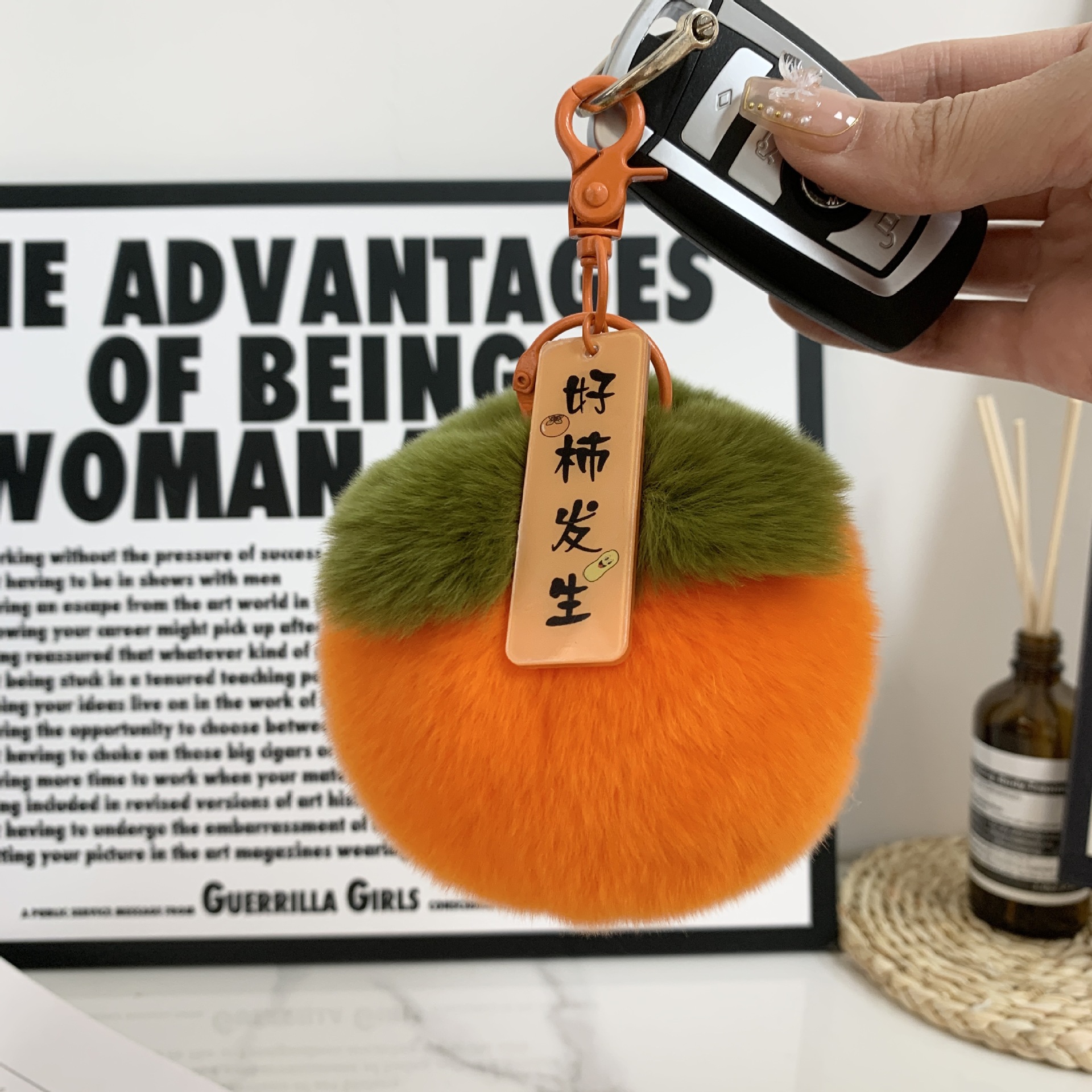 Las cosas buenas suceden pequeños caqui llavero de automóvil colgantes en bolsas de regalo de cumpleaños lindas peluche bolsas colgantes